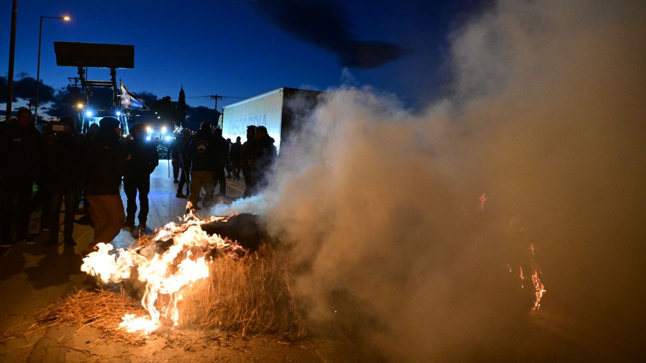 Ένταση στο μπλόκο της Θήβας μεταξύ αγροτών και Αστυνομίας – Άναψαν φωτιά σε άχυρα