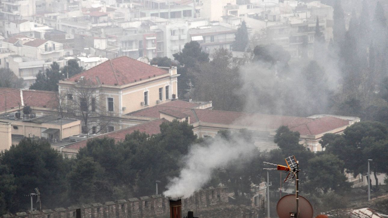 «Ασφυξία» σε Λάρισα και Βόλο από την ατμοσφαιρική ρύπανση: Στα υψηλότερα επίπεδα τη νύχτα