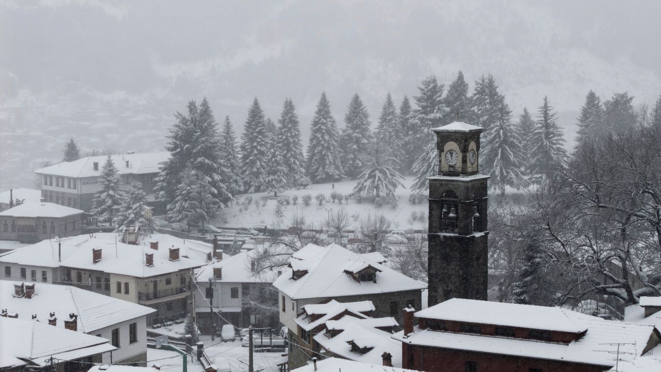 «Το΄στρωσε» σε πολλές περιοχές της Ελλάδας: Εντυπωσιακές εικόνες από Αράχωβα, Ιωάννινα, Ναυπακτία