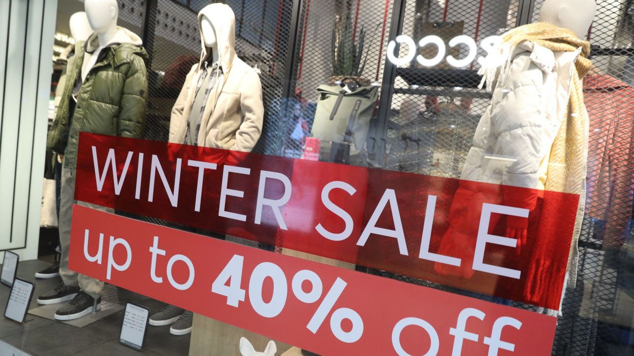 Εκπτώσεις: Ελπίδα η «ρευστοποίηση» του στοκ – Πτώση εορταστικού τζίρου για 1 στις 2 επιχειρήσεις