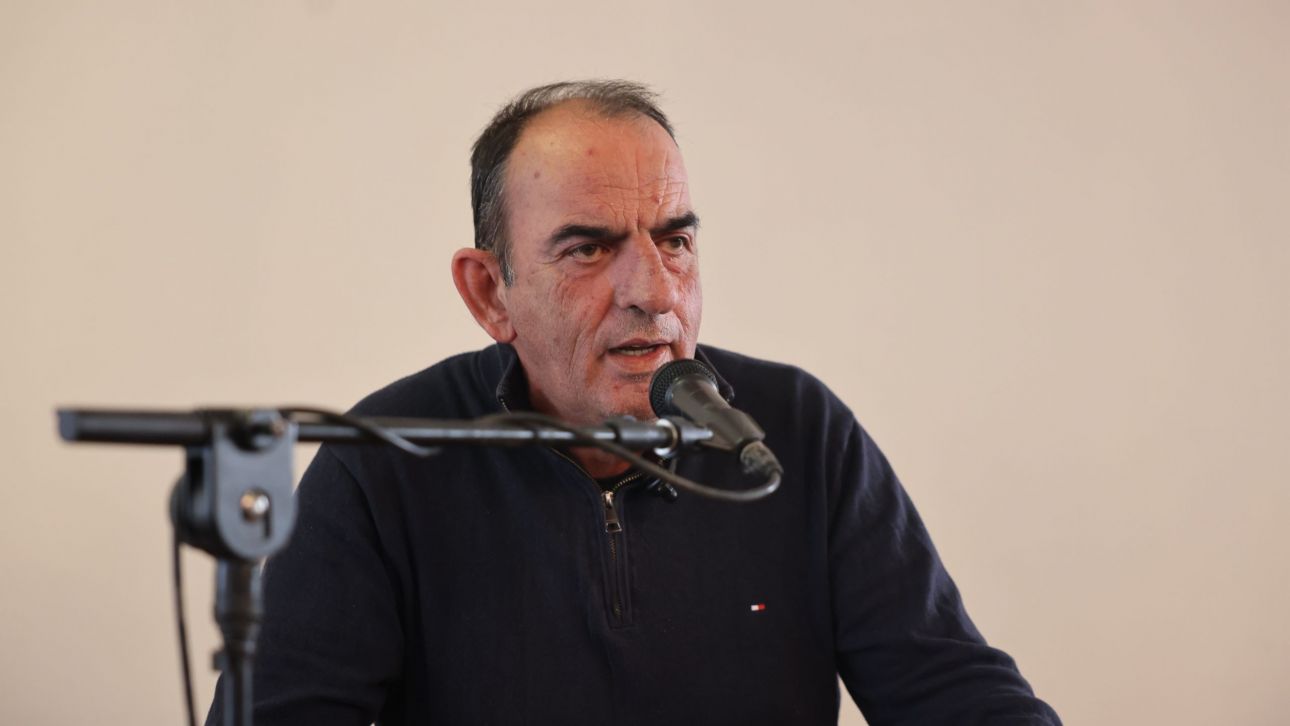 Ά&gamma;&rho;&iota;&alpha; &kappa;ό&nu;&tau;&rho;&alpha; &Mu;&alpha;&rho;&omicron;ύ&delta;&alpha; - &Tau;&sigma;ί&lambda;&iota;&alpha; &alpha;&pi;ό &tau;&alpha; &mu;&pi;&lambda;ό&kappa;&alpha;: &laquo;&Tau;&alpha;&lambda;&alpha;&iota;&pi;&omega;&rho;&epsilon;ί&sigmaf; &tau;&omicron;&nu; &kappa;ό&sigma;&mu;&omicron; - &Alpha;&pi;&omicron;&kappa;&alpha;&lambda;ύ&pi;&tau;&epsilon;&tau;&alpha;&iota; &omicron; &rho;ό&lambda;&omicron;&sigmaf; &sigma;&omicron;&upsilon;&raquo;