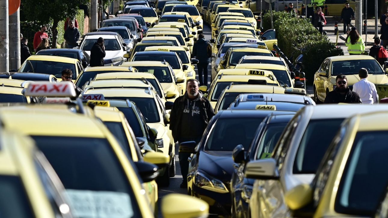 Ξεκίνησε η πορεία των ταξί προς το υπουργείο Μεταφορών με καπνογόνα και κόρνες