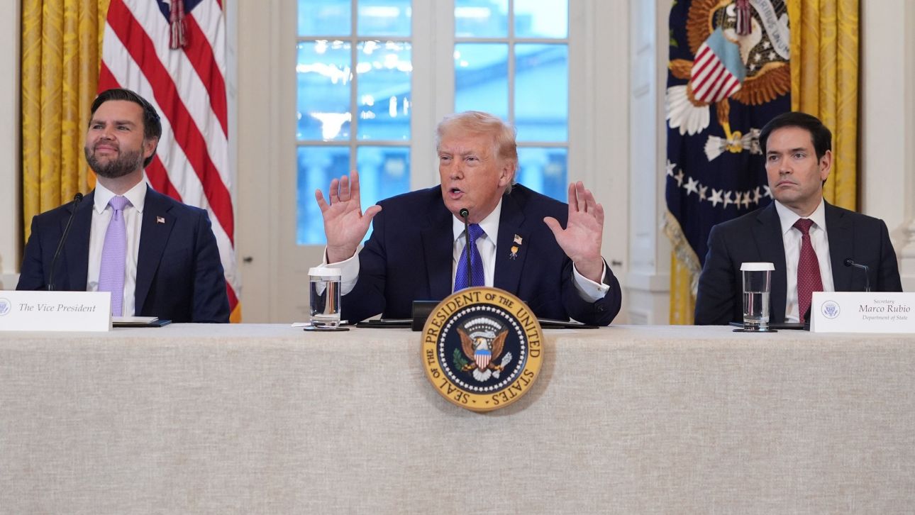 &Lambda;ί&sigma;&tau;&alpha; &mu;&epsilon; 50 &sigma;&tau;ό&chi;&omicron;&upsilon;&sigmaf; &sigma;&tau;&omicron; &Iota;&rho;ά&nu; έ&chi;&epsilon;&iota; &sigma;&tau;&alpha; &chi;έ&rho;&iota;&alpha; &tau;&omicron;&upsilon; &omicron; &Tau;&rho;&alpha;&mu;&pi; - &Eta; &sigma;&eta;&mu;&alpha;&sigma;ί&alpha; &tau;&eta;&sigmaf; &alpha;&nu; &upsilon;&pi;ά&rho;&xi;&epsilon;&iota; &sigma;&tau;&rho;&alpha;&tau;&iota;&omega;&tau;&iota;&kappa;ή &delta;&rho;ά&sigma;&eta;