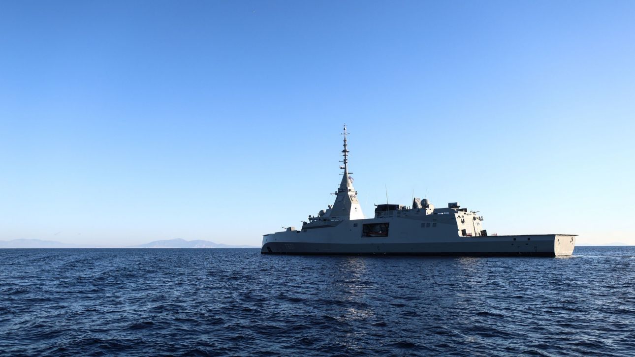 &Eta; &phi;&rho;&epsilon;&gamma;ά&tau;&alpha; Belharra &laquo;&Kappa;ί&mu;&omega;&nu;&raquo; &pi;&lambda;έ&epsilon;&iota; &sigma;&epsilon; &epsilon;&lambda;&lambda;&eta;&nu;&iota;&kappa;ά &nu;&epsilon;&rho;ά - &Sigma;&tau;&omicron; &Sigma;&alpha;&rho;&omega;&nu;&iota;&kappa;ό &lambda;&alpha;&mu;&pi;&rho;ή &tau;&epsilon;&lambda;&epsilon;&tau;ή &upsilon;&pi;&omicron;&delta;&omicron;&chi;ή&sigmaf;