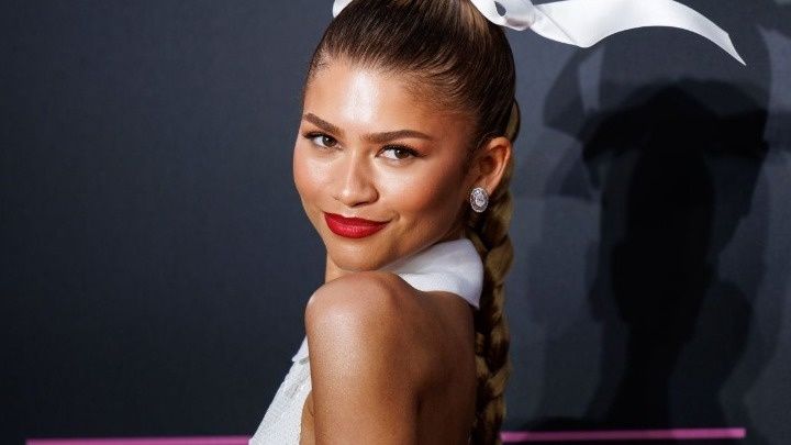 Η Zendaya σε βιβλιοπωλείο στη Βόρεια Καλιφόρνια με μια «Οδύσ