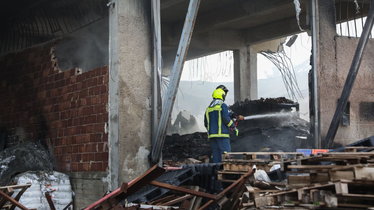 &Pi;&upsilon;&rho;&kappa;&alpha;&gamma;&iota;ά &sigma;&epsilon; &epsilon;&rho;&gamma;&omicron;&sigma;&tau;ά&sigma;&iota;&omicron; &sigma;&tau;&omicron; &Mu;&epsilon;&nu;ί&delta;&iota;: &Kappa;ά&mu;&epsilon;&rho;&epsilon;&sigmaf; &kappa;&alpha;&tau;έ&gamma;&rho;&alpha;&psi;&alpha;&nu; ά&nu;&delta;&rho;&alpha; &nu;&alpha; &phi;&epsilon;ύ&gamma;&epsilon;&iota; &pi;&rho;&iota;&nu; &xi;&epsilon;&sigma;&pi;ά&sigma;&epsilon;&iota; &eta; &phi;&omega;&tau;&iota;ά