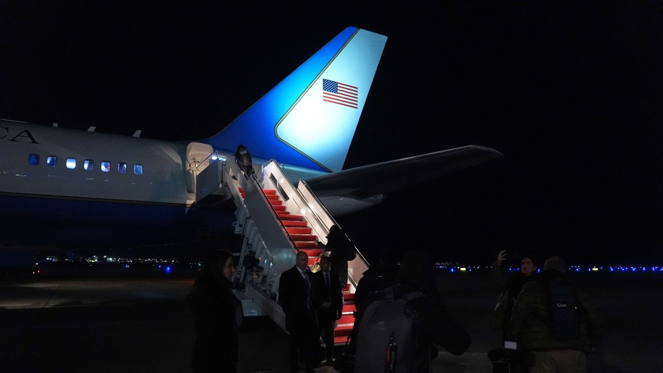 &Alpha;&nu;&alpha;&chi;ώ&rho;&eta;&sigma;&epsilon; &xi;&alpha;&nu;ά &gamma;&iota;&alpha; &Nu;&tau;&alpha;&beta;ό&sigmaf; &omicron; &Tau;&rho;&alpha;&mu;&pi; &mu;&epsilon;&tau;ά &tau;&eta;&nu; &pi;&epsilon;&rho;&iota;&pi;έ&tau;&epsilon;&iota;&alpha; &sigma;&tau;&omicron;&nu; &alpha;έ&rho;&alpha; &mu;&epsilon; &tau;&omicron; Air Force One