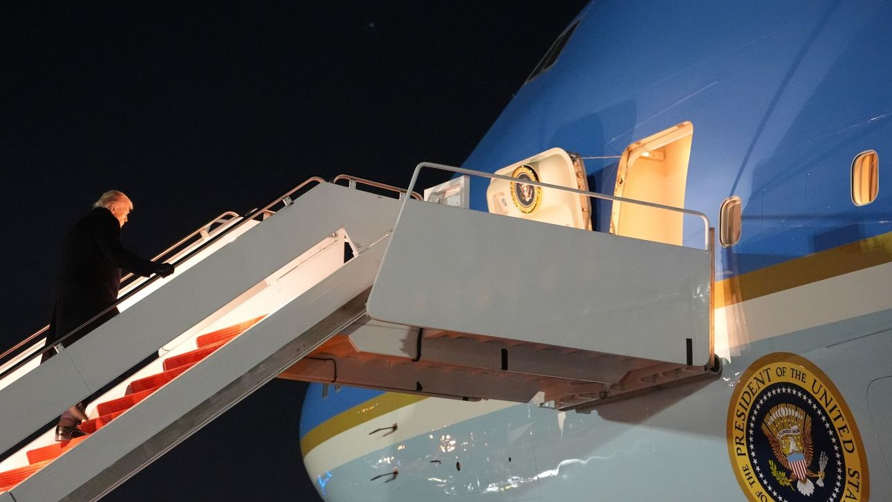 &Beta;&lambda;ά&beta;&eta; &tau;&omicron;&upsilon; Air Force One &pi;&omicron;&upsilon; &mu;&epsilon;&tau;έ&phi;&epsilon;&rho;&epsilon; &sigma;&tau;&omicron; &Nu;&tau;&alpha;&beta;ό&sigmaf; &tau;&omicron;&nu; &Tau;&rho;&alpha;&mu;&pi; &epsilon;&nu;ώ ή&tau;&alpha;&nu; &sigma;&tau;&omicron;&nu; &alpha;έ&rho;&alpha;