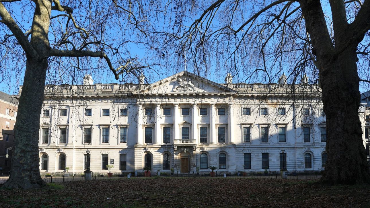 &laquo;&Sigma;ύ&nu;&nu;&omicron;&mu;&eta; &eta; &kappa;&alpha;&tau;&alpha;&sigma;&kappa;&epsilon;&upsilon;ή &tau;&eta;&sigmaf; &upsilon;&pi;&epsilon;&rho; -&pi;&rho;&epsilon;&sigma;&beta;&epsilon;ί&alpha;&sigmaf; &mu;&alpha;&sigmaf; &sigma;&tau;&omicron; &Lambda;&omicron;&nu;&delta;ί&nu;&omicron;&raquo; &lambda;έ&epsilon;&iota; &tau;&omicron; &Pi;&epsilon;&kappa;ί&nu;&omicron;