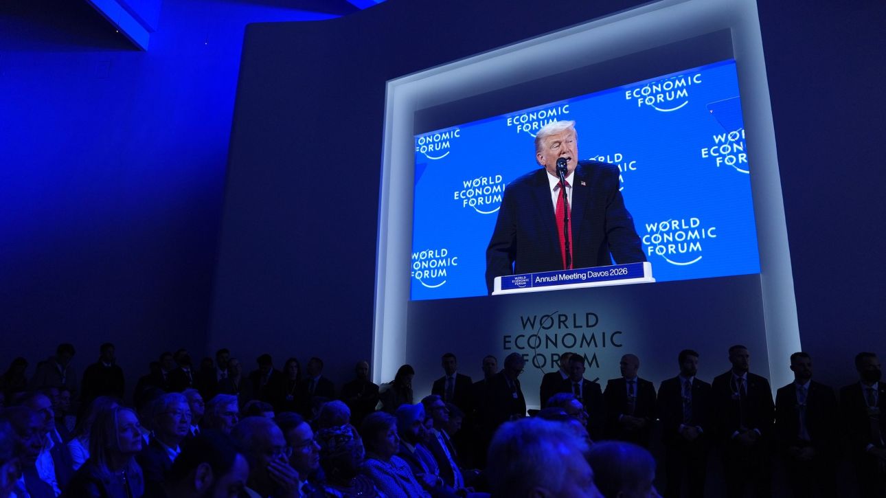 &Tau;&rho;&alpha;&mu;&pi; &gamma;&iota;&alpha; &Mu;&alpha;&kappa;&rho;ό&nu;: &laquo;&Tau;&omicron;&nu; &epsilon;ί&delta;&alpha; &nu;&alpha; &pi;&alpha;&rho;&iota;&sigma;&tau;ά&nu;&epsilon;&iota; &tau;&omicron;&nu; &sigma;&kappa;&lambda;&eta;&rho;ό &tau;ύ&pi;&omicron; &mu;&epsilon; &tau;&alpha; &omega;&rho;&alpha;ί&alpha; &gamma;&upsilon;&alpha;&lambda;&iota;ά &eta;&lambda;ί&omicron;&upsilon;&raquo;