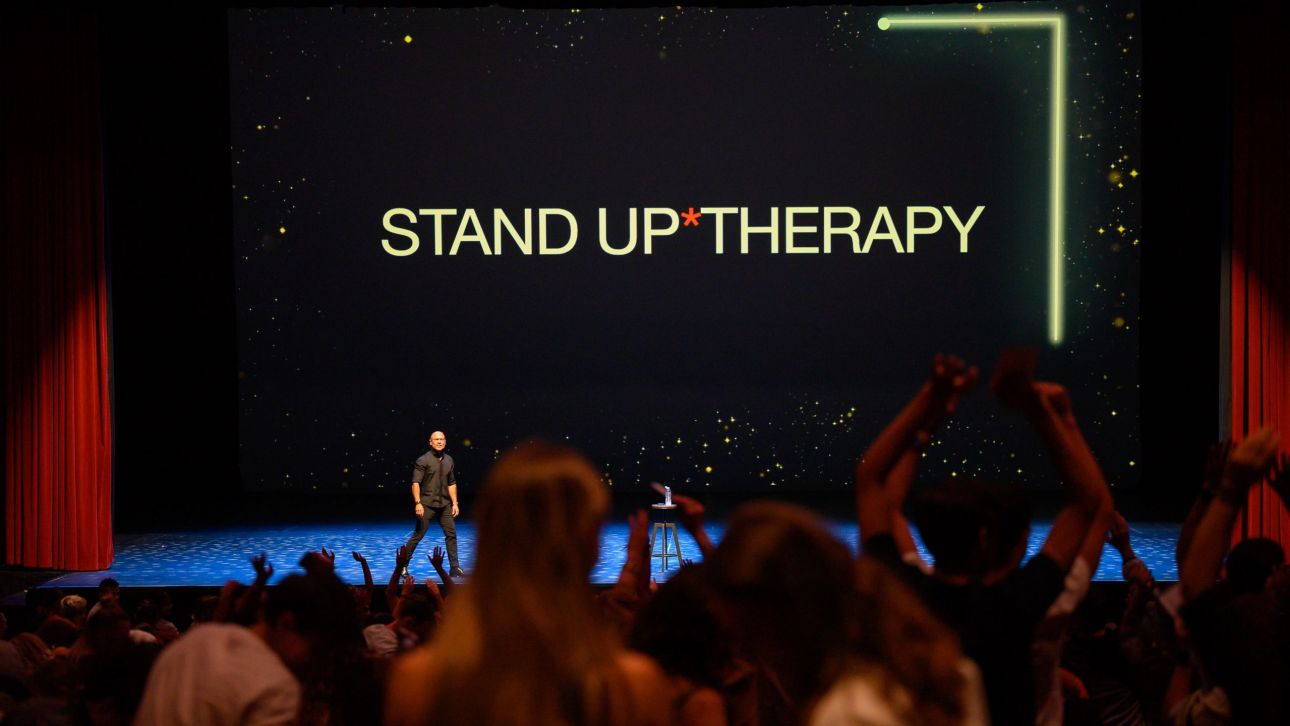 Stand Up Therapy «Από Μηχανής Άνθρωπος» στο Θέατρο Αθηνά