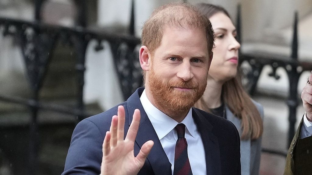 Στη Δικαιοσύνη η Daily Mail: Η βασιλική συντάκτρια αρνείται ότι ζήτησε στοιχεία πτήσεων του Πρίγκιπα