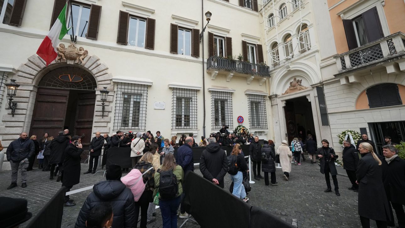 &Kappa;&eta;&delta;&epsilon;ί&alpha; &Beta;&alpha;&lambda;&epsilon;&nu;&tau;ί&nu;&omicron;: &Eta; &mu;ό&delta;&alpha; &alpha;&pi;&omicron;&chi;&alpha;&iota;&rho;&epsilon;&tau;ά &tau;&omicron;&nu; &kappa;&omicron;&rho;&upsilon;&phi;&alpha;ί&omicron; &sigma;&chi;&epsilon;&delta;&iota;&alpha;&sigma;&tau;ή - &Pi;&omicron;&iota;&omicron;&iota; &delta;ί&nu;&omicron;&upsilon;&nu; &tau;&omicron; &laquo;&pi;&alpha;&rho;ώ&nu;&raquo;