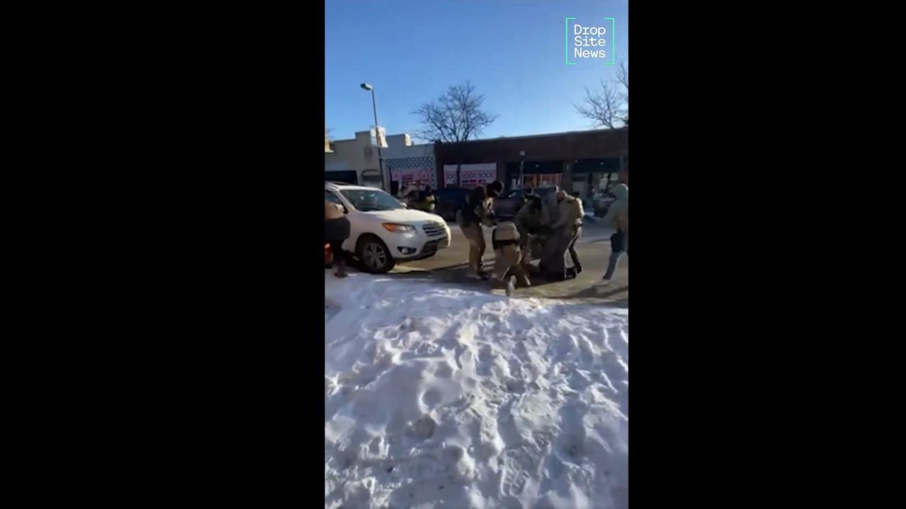 &Beta;ί&nu;&tau;&epsilon;&omicron; &nu;&tau;&omicron;&kappa;&omicron;&upsilon;&mu;έ&nu;&tau;&omicron; &alpha;&pi;ό &tau;&eta;&nu; &sigma;&tau;&iota;&gamma;&mu;ή &pi;&omicron;&upsilon; &omicron;&iota; ά&nu;&delta;&rho;&epsilon;&sigmaf; &tau;&eta;&sigmaf; ICE &pi;&upsilon;&rho;&omicron;&beta;&omicron;&lambda;&omicron;ύ&nu; &epsilon;&xi;&rsquo; &epsilon;&pi;&alpha;&phi;ή&sigmaf; &tau;&omicron;&nu; 37&chi;&rho;&omicron;&nu;&omicron;