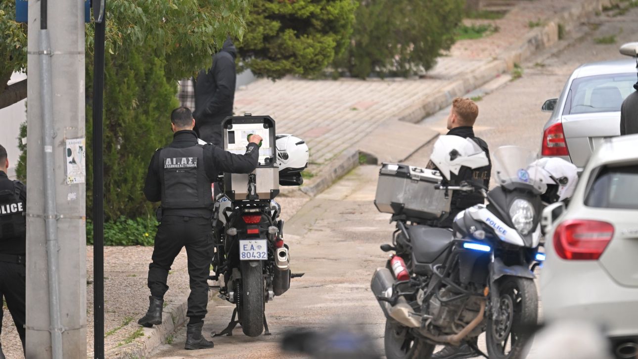 &Tau;&omicron; &alpha;&pi;&omicron;&phi;&upsilon;&lambda;&alpha;&kappa;&iota;&sigma;&tau;ή&rho;&iota;&omicron; &tau;&omicron;&upsilon; &pi;&alpha;&tau;&rho;&omicron;&kappa;&tau;ό&nu;&omicron;&upsilon; 4 &chi;&rho;ό&nu;&iota;&alpha; &mu;&epsilon;&tau;ά &tau;&eta; &delta;&omicron;&lambda;&omicron;&phi;&omicron;&nu;ί&alpha; &tau;&eta;&sigmaf; &mu;&eta;&tau;έ&rho;&alpha;&sigmaf; &tau;&omicron;&upsilon;