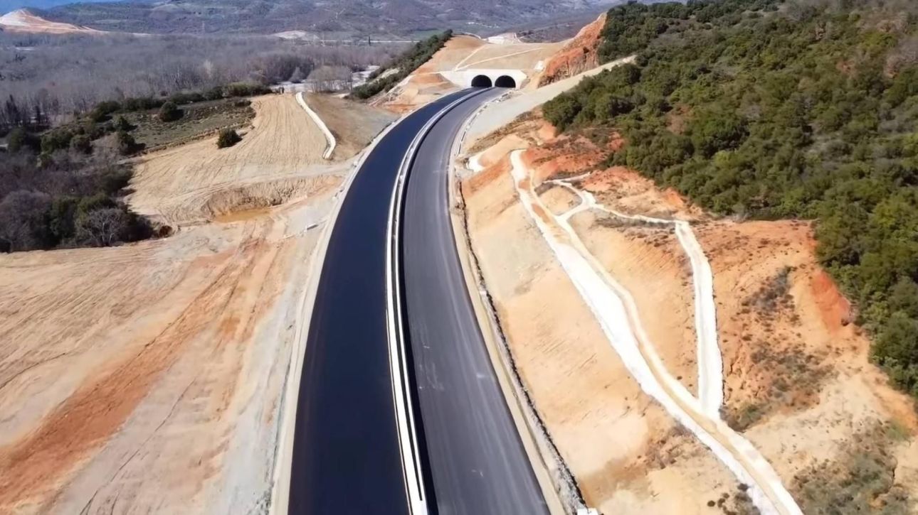 &Tau;&eta;&nu; Ά&nu;&omicron;&iota;&xi;&eta; &pi;&alpha;&rho;&alpha;&delta;ί&delta;&epsilon;&tau;&alpha;&iota; &omicron; &Epsilon;-65: &Sigma;&upsilon;&nu;&delta;έ&epsilon;&iota; &tau;&eta;&nu; &kappa;&epsilon;&nu;&tau;&rho;&iota;&kappa;ή &Epsilon;&lambda;&lambda;ά&delta;&alpha; &mu;&epsilon; &tau;&eta;&nu; &Epsilon;&gamma;&nu;&alpha;&tau;ί&alpha;