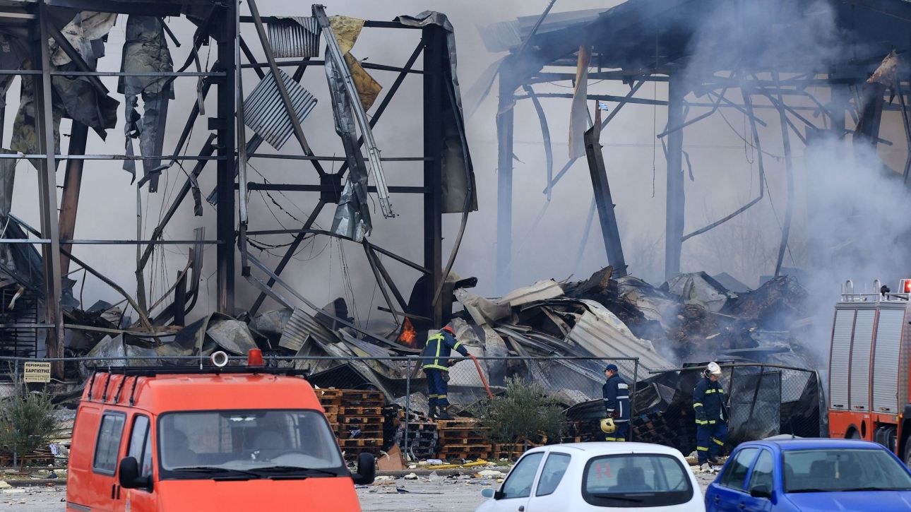 &Tau;&rho;&alpha;&gamma;&omega;&delta;ί&alpha; &sigma;&tau;&alpha; &Tau;&rho;ί&kappa;&alpha;&lambda;&alpha;: &Tau;&alpha; &sigma;&epsilon;&nu;ά&rho;&iota;&alpha; &gamma;&iota;&alpha; &tau;&eta;&nu; έ&kappa;&rho;&eta;&xi;&eta; - &Tau;&omicron; &epsilon;&nu;&delta;&epsilon;&chi;ό&mu;&epsilon;&nu;&omicron; &tau;&omicron;&upsilon; &sigma;&pi;&iota;&nu;&theta;ή&rho;&alpha; &kappa;&alpha;&iota; &eta; &alpha;&kappa;&alpha;&rho;&iota;&alpha;ί&alpha; &alpha;&nu;ά&phi;&lambda;&epsilon;&xi;&eta;