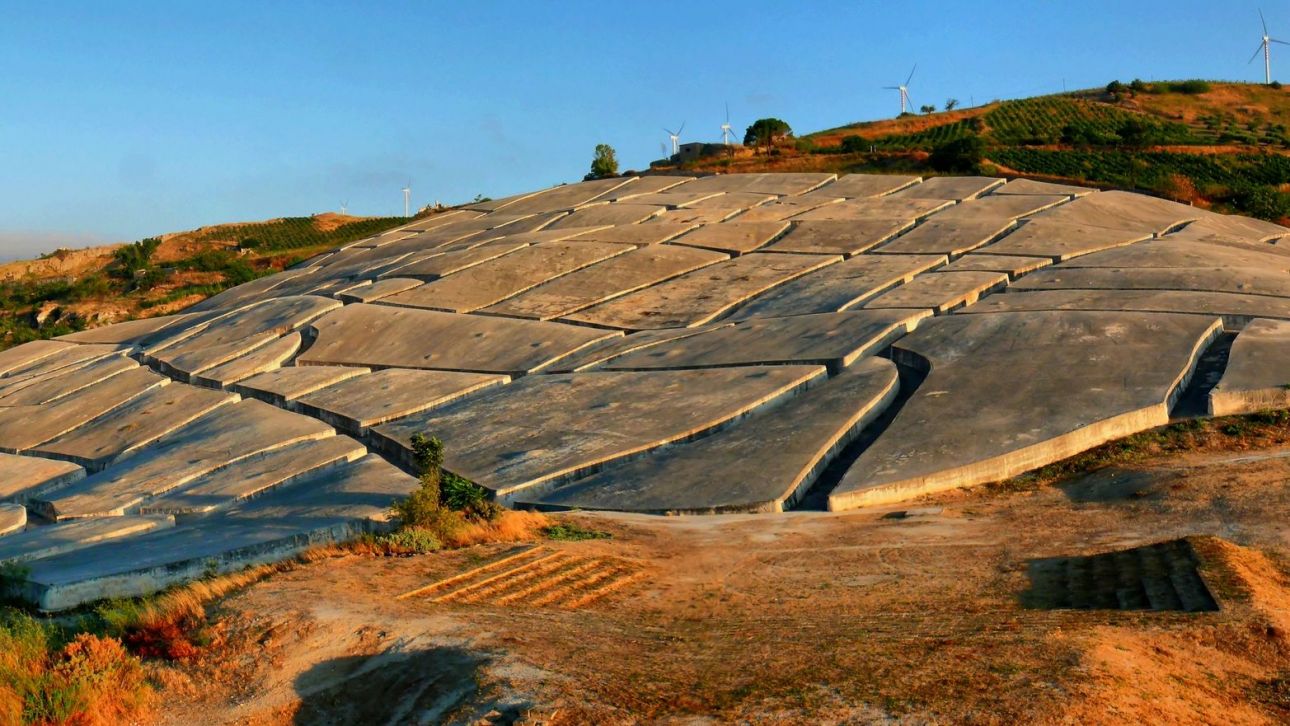 Η πιο αλλόκοτη καλλιτεχνική πόλη της Ιταλίας ζητά μια δεύτερη ζωή