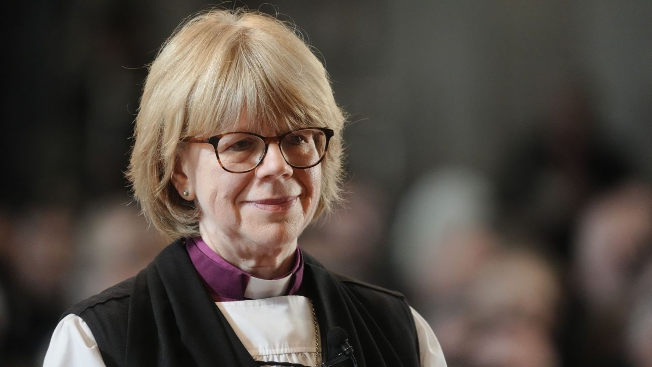 &Pi;&omicron;&iota;&alpha; &epsilon;ί&nu;&alpha;&iota; &eta; &Sigma;ά&rho;&alpha; &Mu;ά&lambda;&alpha;&lambda;&iota;, &eta; &pi;&rho;ώ&tau;&eta; &gamma;&upsilon;&nu;&alpha;ί&kappa;&alpha; &epsilon;&pi;&iota;&kappa;&epsilon;&phi;&alpha;&lambda;ή&sigmaf; &tau;&eta;&sigmaf; &Epsilon;&kappa;&kappa;&lambda;&eta;&sigma;ί&alpha;&sigmaf; &tau;&eta;&sigmaf; &Alpha;&gamma;&gamma;&lambda;ί&alpha;&sigmaf;