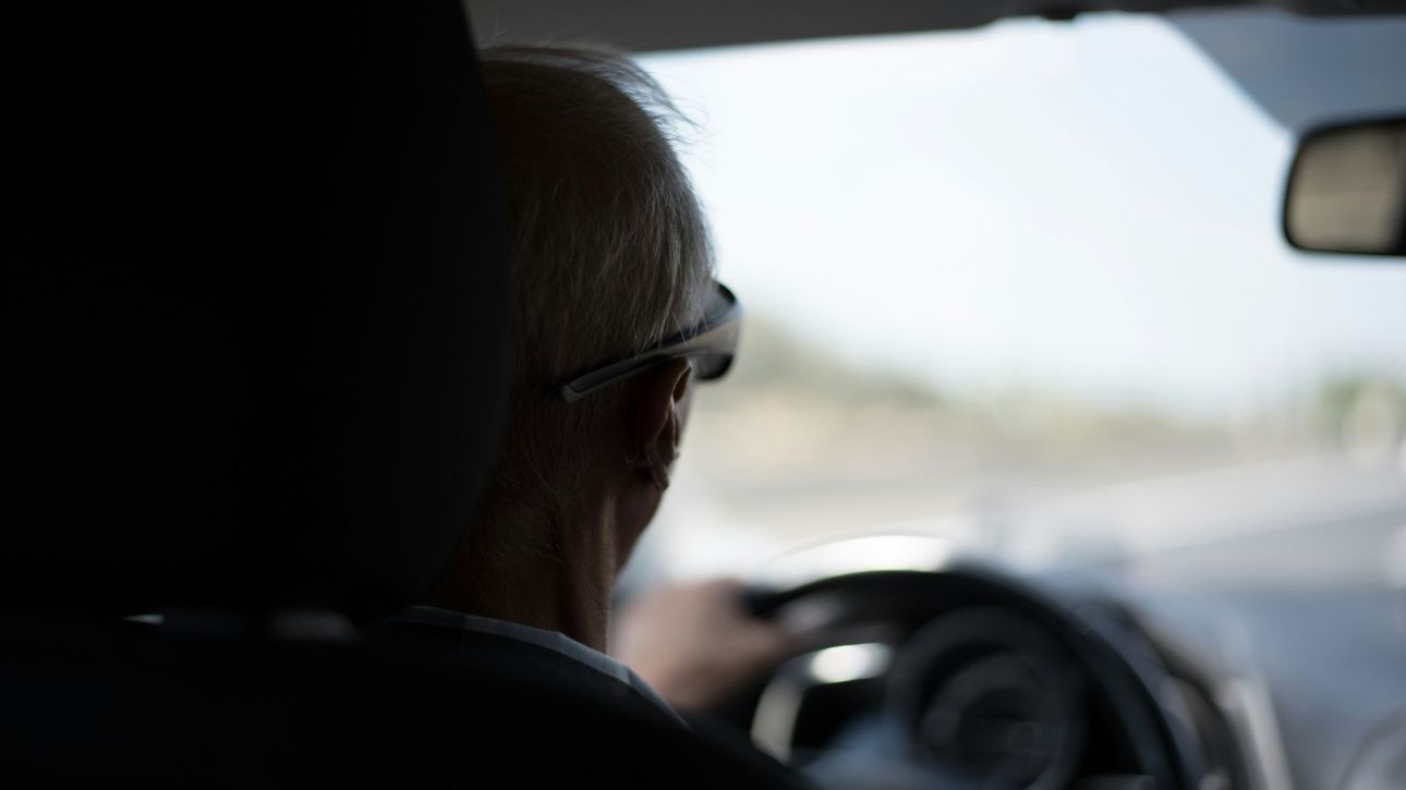 &Eta;&lambda;&iota;&kappa;&iota;&omega;&mu;έ&nu;&omicron;&sigmaf; &pi;&rho;&omicron;&kappa;ά&lambda;&epsilon;&sigma;&epsilon; &tau;&rho;&omicron;&chi;&alpha;ί&omicron; &sigma;&tau;&eta;&nu; &Epsilon;&gamma;&nu;&alpha;&tau;ί&alpha; &Omicron;&delta;ό - &Kappa;&iota;&nu;&omicron;ύ&nu;&tau;&alpha;&nu; &epsilon;&pi;ί 10 &chi;&lambda;&mu; &sigma;&tau;&omicron; &alpha;&nu;&tau;ί&theta;&epsilon;&tau;&omicron; &rho;&epsilon;ύ&mu;&alpha;