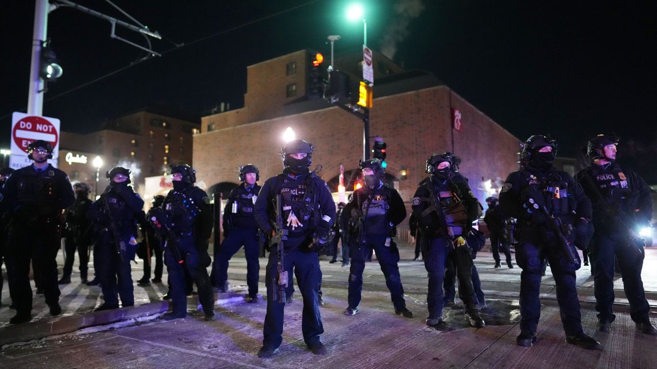 &Mu;&iota;&nu;&epsilon;ά&pi;&omicron;&lambda;&eta;: &Eta; ICE &theta;&alpha; &pi;&alpha;&rho;&alpha;&mu;&epsilon;ί&nu;&epsilon;&iota; &epsilon;&pi;&iota;&mu;έ&nu;&epsilon;&iota; &omicron; &Tau;&rho;&alpha;&mu;&pi; &pi;&alpha;&rho;ά &tau;&iota;&sigmaf; &alpha;&nu;&tau;&iota;&delta;&rho;ά&sigma;&epsilon;&iota;&sigmaf;