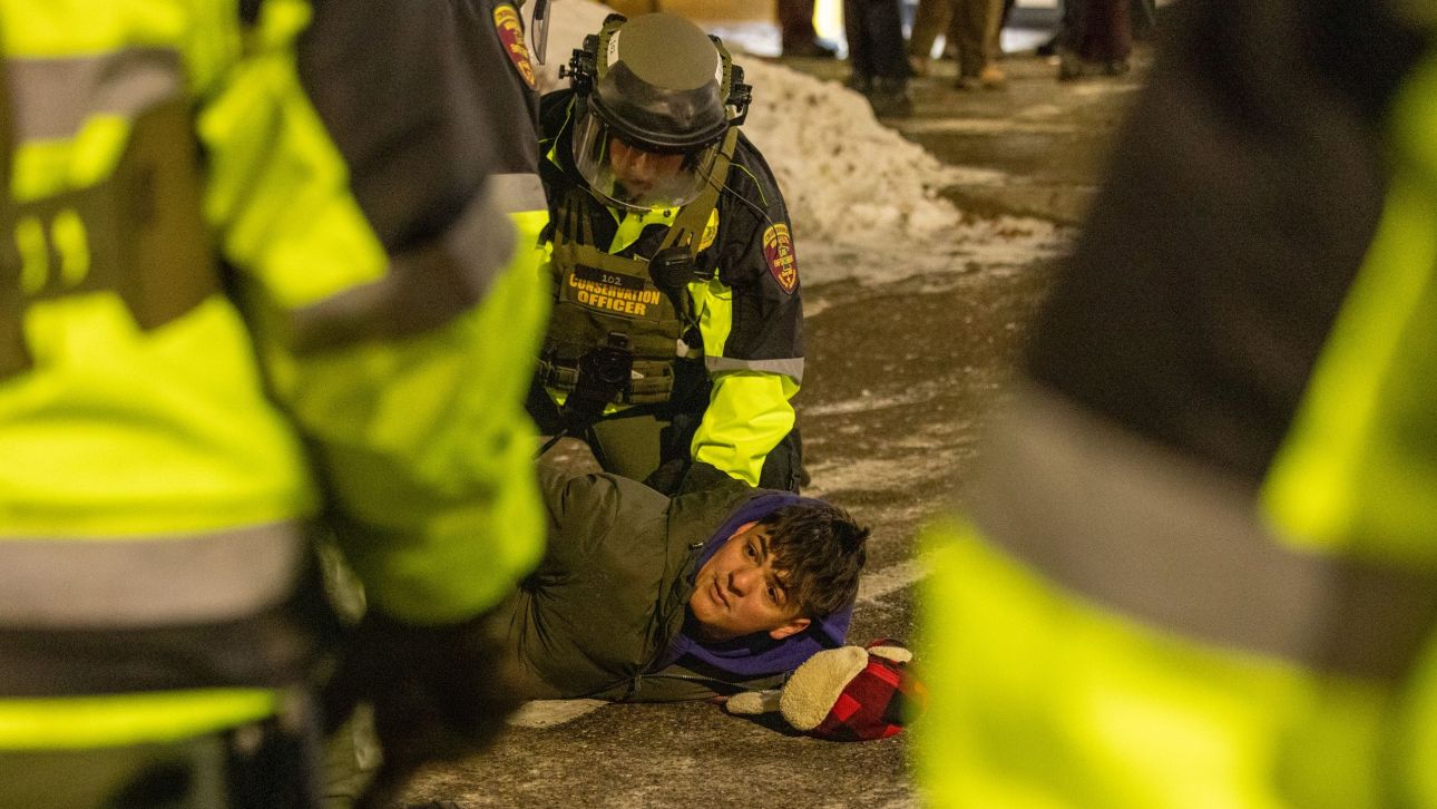 &Gamma;&iota;&alpha;&tau;ί &eta; &kappa;&upsilon;&beta;έ&rho;&nu;&eta;&sigma;&eta; &Tau;&rho;&alpha;&mu;&pi; &kappa;ά&nu;&epsilon;&iota; έ&nu;&alpha; &beta;ή&mu;&alpha; &pi;ί&sigma;&omega; &mu;&epsilon; &tau;&eta;&nu; ICE - Έ&rho;&epsilon;&upsilon;&nu;&alpha; &tau;&omicron;&upsilon; &Upsilon;&pi;&omicron;&upsilon;&rho;&gamma;&epsilon;ί&omicron;&upsilon; &Delta;&iota;&kappa;&alpha;&iota;&omicron;&sigma;ύ&nu;&eta;&sigmaf; &gamma;&iota;&alpha; &Pi;&rho;έ&tau;&iota;