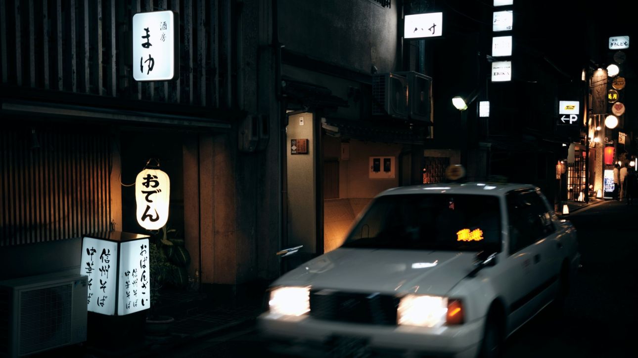 &Kappa;&iota;&nu;&eta;&mu;&alpha;&tau;&omicron;&gamma;&rho;&alpha;&phi;&iota;&kappa;ή &lambda;&eta;&sigma;&tau;&epsilon;ί&alpha; &sigma;&tau;&omicron; &Tau;ό&kappa;&iota;&omicron;: Έ&rho;&iota;&xi;&alpha;&nu; &delta;&alpha;&kappa;&rho;&upsilon;&gamma;ό&nu;&alpha; &kappa;&alpha;&iota; ά&rho;&pi;&alpha;&xi;&alpha;&nu; &beta;&alpha;&lambda;ί&tau;&sigma;&epsilon;&sigmaf; &mu;&epsilon; 2 &epsilon;&kappa;&alpha;&tau;. &epsilon;&upsilon;&rho;ώ