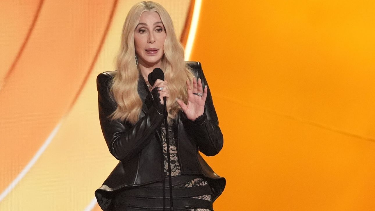 Grammys 2026: Η «γκάφα» της Cher στην ανακοίνωση του Record of the Year έκλεψε... την παράσταση