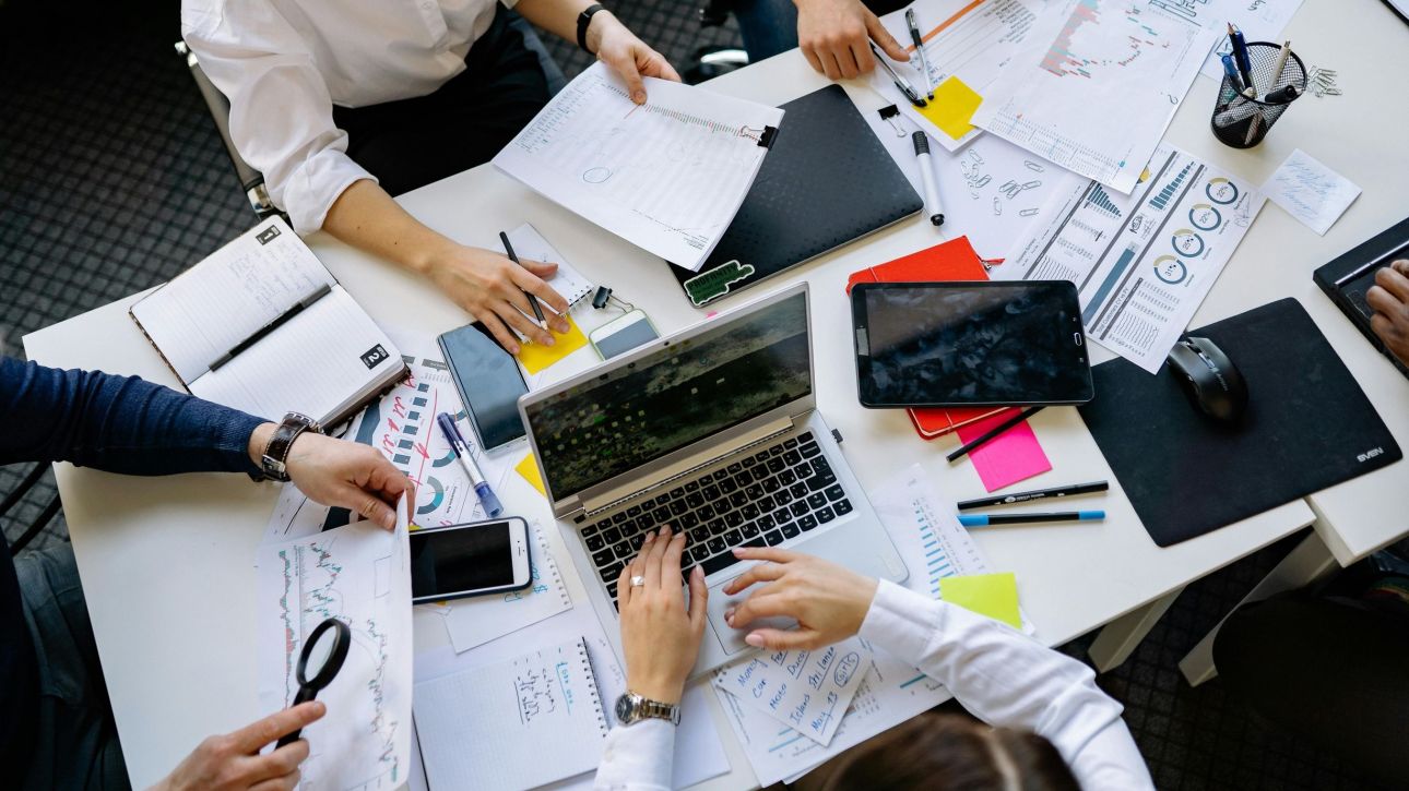 &Sigma;&epsilon; &epsilon;&phi;&alpha;&rho;&mu;&omicron;&gamma;ή &tau;&omicron; &Pi;&lambda;&eta;&rho;&omicron;&phi;&omicron;&rho;&iota;&alpha;&kappa;ό &Sigma;ύ&sigma;&tau;&eta;&mu;&alpha; &laquo;&Epsilon;&Rho;&Gamma;&Alpha;&Nu;&Eta; &Iota;&Iota;&raquo;: &Pi;&omicron;&iota;&alpha; &tau;&alpha; &omicron;&phi;έ&lambda;&eta; &gamma;&iota;&alpha; &epsilon;&rho;&gamma;&alpha;&zeta;ό&mu;&epsilon;&nu;&omicron;&upsilon;&sigmaf;