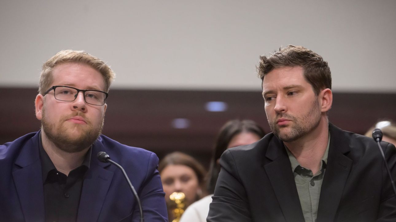 &laquo;&Tau;ί&pi;&omicron;&tau;&alpha; &delta;&epsilon;&nu; ά&lambda;&lambda;&alpha;&xi;&epsilon; &sigma;&tau;&eta; &Mu;&iota;&nu;&epsilon;ά&pi;&omicron;&lambda;&eta; &mu;&epsilon;&tau;ά &tau;&omicron;&nu; &theta;ά&nu;&alpha;&tau;&omicron; &tau;&eta;&sigmaf; &Rho;&epsilon;&nu;έ &Gamma;&kappa;&omicron;&upsilon;&nu;&tau;&raquo;, &lambda;έ&nu;&epsilon; &tau;&alpha; &alpha;&delta;έ&lambda;&phi;&iota;&alpha; &tau;&eta;&sigmaf; &sigma;&tau;&omicron; &Kappa;&omicron;&gamma;&kappa;&rho;έ&sigma;&omicron;