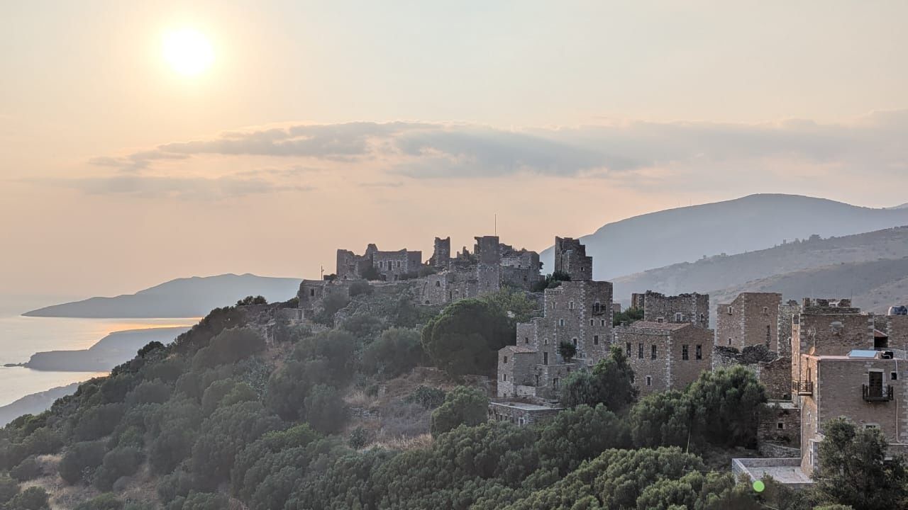 Έ&rho;&epsilon;&upsilon;&nu;&alpha; &alpha;&pi;&omicron;&kappa;&alpha;&lambda;ύ&pi;&tau;&epsilon;&iota;: &Omicron;&iota; &kappa;ά&tau;&omicron;&iota;&kappa;&omicron;&iota; &tau;&eta;&sigmaf; &Mu;έ&sigma;&alpha; &Mu;ά&nu;&eta;&sigmaf; &alpha;&pi;&omicron;&tau;&epsilon;&lambda;&omicron;ύ&nu; &mu;&iota;&alpha; &mu;&omicron;&nu;&alpha;&delta;&iota;&kappa;ή &gamma;&epsilon;&nu;&epsilon;&tau;&iota;&kappa;ή &laquo;&nu;&eta;&sigma;ί&delta;&alpha;&raquo;