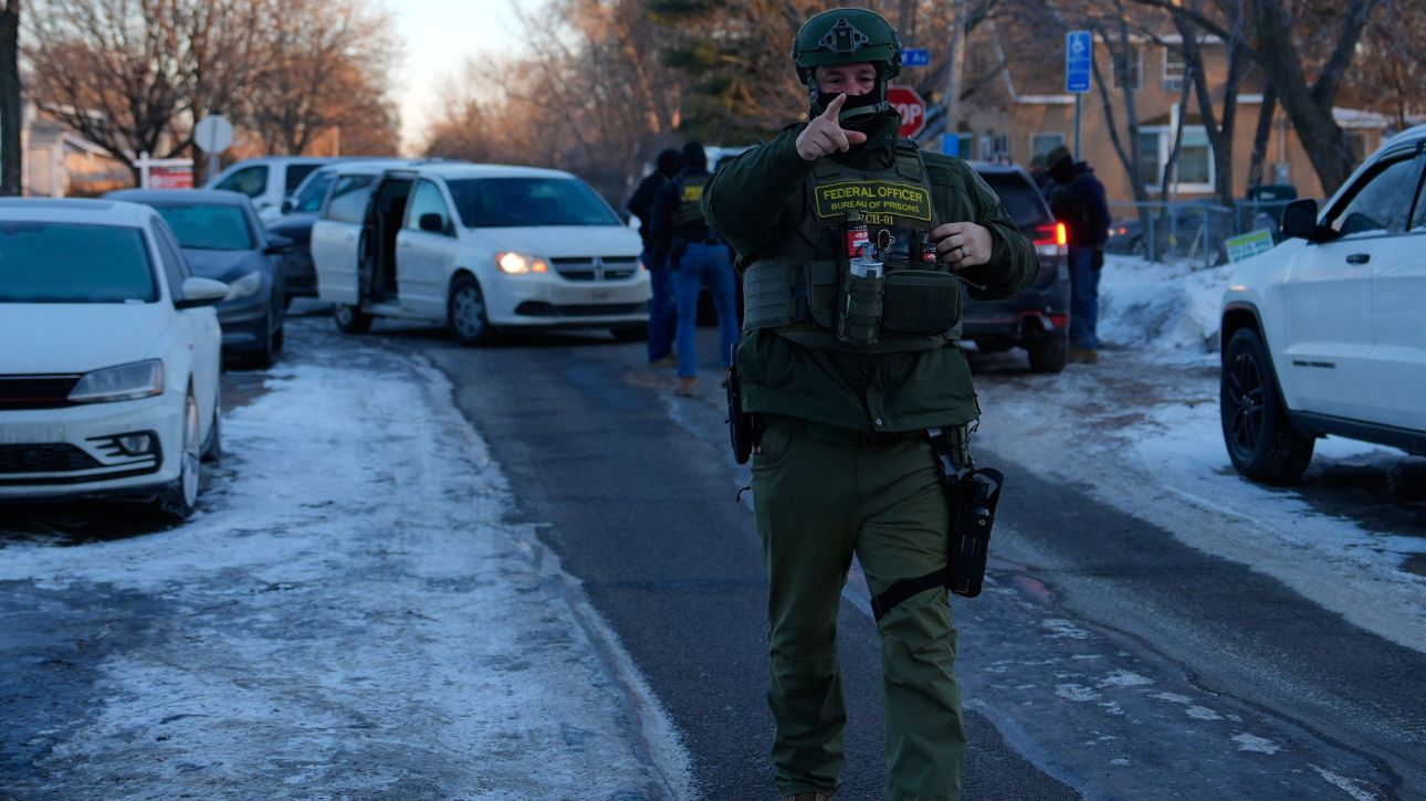 &Beta;ή&mu;&alpha; &pi;ί&sigma;&omega; &alpha;&pi;ό &Tau;&rho;&alpha;&mu;&pi;: &Alpha;&pi;&omicron;&sigma;ύ&rho;&epsilon;&iota; 700 &pi;&rho;ά&kappa;&tau;&omicron;&rho;&epsilon;&sigmaf; &tau;&eta;&sigmaf; ICE &alpha;&pi;ό &tau;&eta; &Mu;&iota;&nu;&epsilon;&sigma;ό&tau;&alpha;
