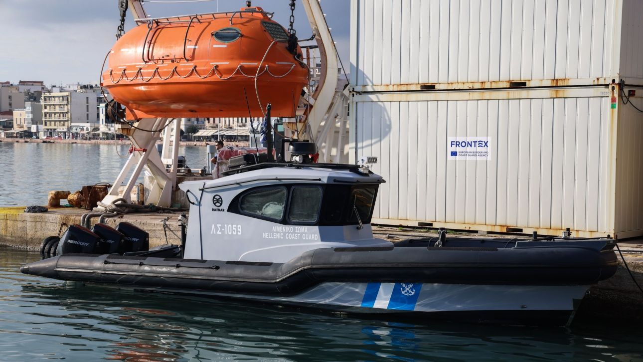 &Sigma;&tau;&omicron; 1,5 &mu;ί&lambda;&iota; &alpha;&pi;ό &tau;&eta; &Chi;ί&omicron; &eta; &tau;&rho;&alpha;&gamma;&omega;&delta;ί&alpha; &mu;&epsilon; &tau;&omicron;&upsilon;&sigmaf; 15 &nu;&epsilon;&kappa;&rho;&omicron;ύ&sigmaf;: &Epsilon;&kappa;&tau;ό&sigmaf; &kappa;&iota;&nu;&delta;ύ&nu;&omicron;&upsilon; &omicron;&iota; &tau;&rho;&alpha;&upsilon;&mu;&alpha;&tau;ί&epsilon;&sigmaf;