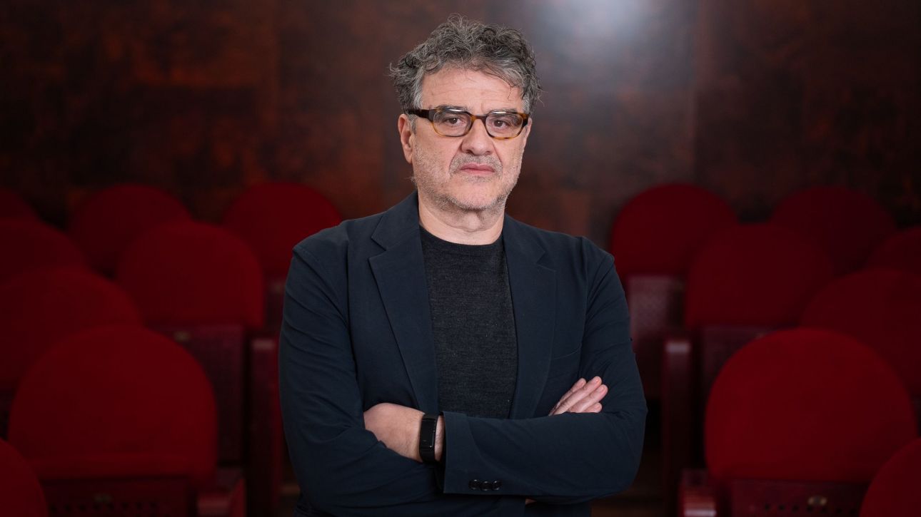 Στέλιος Βασιλάκης: «Στις θεατρικές σκηνές η πολυφωνία συχνά απουσιάζει και αυτό πρέπει να αλλάξει»