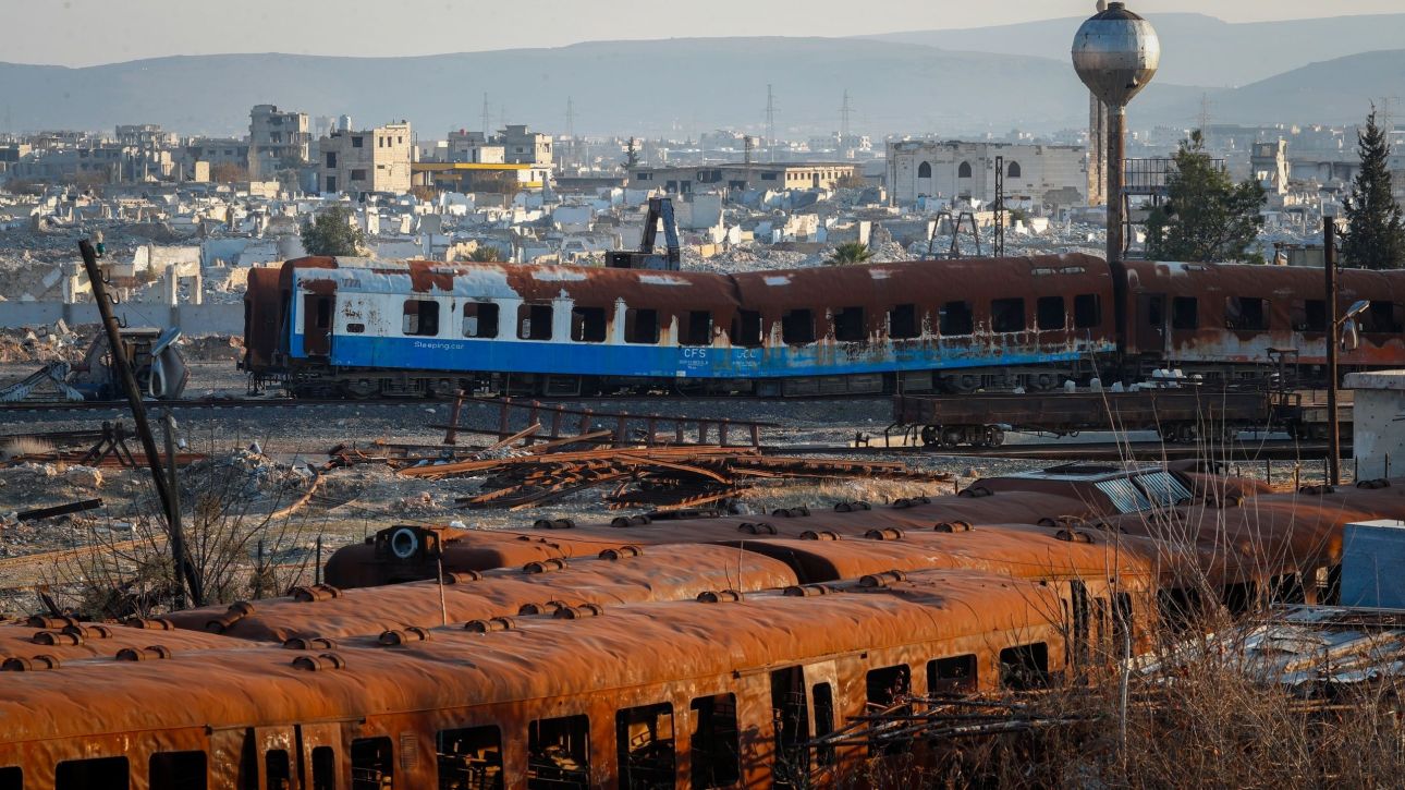 &Sigma;&upsilon;&rho;ί&alpha;: &Sigma;ύ&gamma;&kappa;&rho;&omicron;&upsilon;&sigma;&eta; &tau;&rho;έ&nu;&omicron;&upsilon; &mu;&epsilon; ό&chi;&eta;&mu;&alpha; &pi;&omicron;&upsilon; &delta;&iota;έ&sigma;&chi;&iota;&zeta;&epsilon; &tau;&iota;&sigmaf; &gamma;&rho;&alpha;&mu;&mu;έ&sigmaf; - &Delta;ύ&omicron; &nu;&epsilon;&kappa;&rho;&omicron;ί &kappa;&alpha;&iota; 11 &tau;&rho;&alpha;&upsilon;&mu;&alpha;&tau;ί&epsilon;&sigmaf;