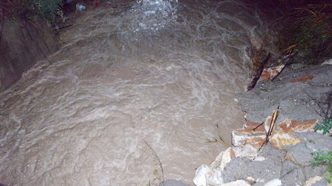 &Eta;&lambda;&epsilon;ί&alpha;: &laquo;&Phi;&omicron;ύ&sigma;&kappa;&omega;&sigma;&epsilon;&raquo; &omicron; &pi;&omicron;&tau;&alpha;&mu;ό&sigmaf; &Alpha;&lambda;&phi;&epsilon;&iota;ό&sigmaf; - &Pi;&lambda;&eta;&mu;&mu;ύ&rho;&iota;&sigma;&epsilon; &tau;&omicron; &omicron;&delta;ό&sigma;&tau;&rho;&omega;&mu;&alpha; &kappa;&alpha;&iota; &kappa;&alpha;&lambda;&lambda;&iota;έ&rho;&gamma;&epsilon;&iota;&epsilon;&sigmaf;