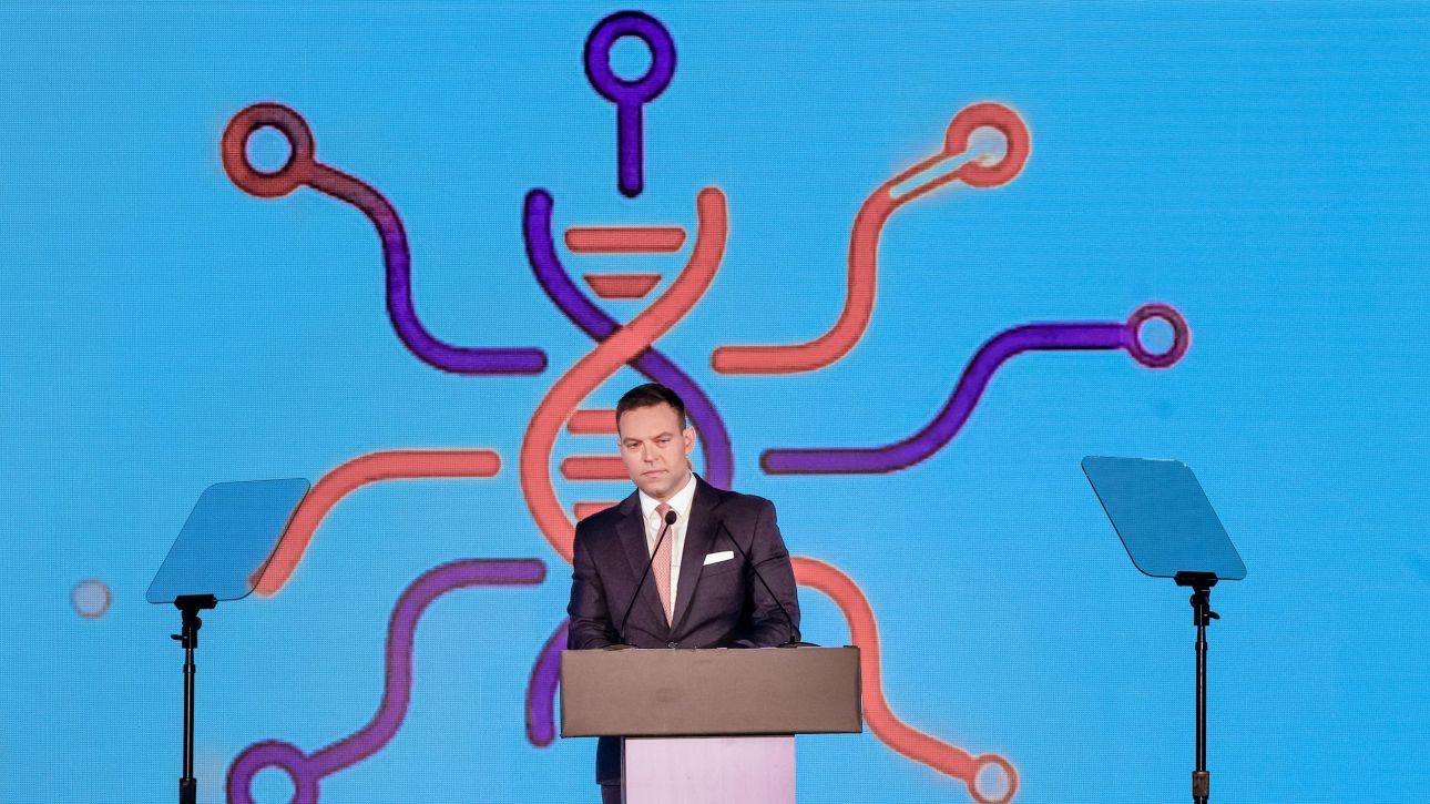 &Omicron; &Kappa;&alpha;&sigma;&sigma;&epsilon;&lambda;ά&kappa;&eta;&sigmaf;... &xi;&alpha;&nu;&alpha;&beta;&alpha;&phi;&tau;ί&zeta;&epsilon;&iota; &tau;&omicron; &kappa;ό&mu;&mu;&alpha; &tau;&omicron;&upsilon; - &Theta;&alpha; &lambda;έ&gamma;&epsilon;&tau;&alpha;&iota; &laquo;&Delta;&eta;&mu;&omicron;&kappa;&rho;ά&tau;&epsilon;&sigmaf;