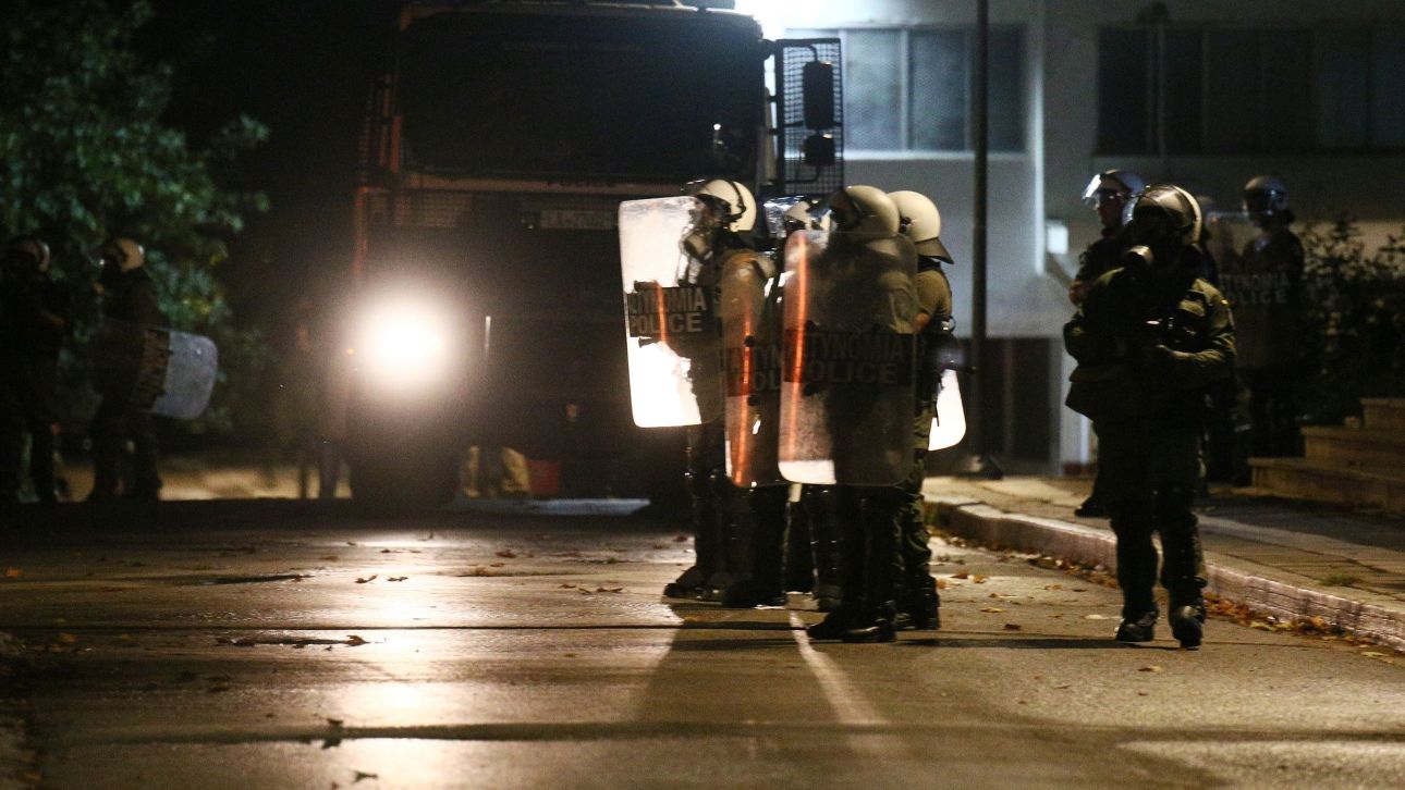 &Alpha;&Pi;&Theta;: &Tau;&rho;ύ&pi;&eta;&sigma;&epsilon; &eta; &sigma;&tau;&omicron;&lambda;ή &tau;&omicron;&upsilon; &tau;&rho;&alpha;&upsilon;&mu;&alpha;&tau;ί&alpha; &alpha;&sigma;&tau;&upsilon;&nu;&omicron;&mu;&iota;&kappa;&omicron;ύ &alpha;&pi;ό &tau;&eta; &mu;&omicron;&lambda;ό&tau;&omicron;&phi; - &laquo;Έ&sigma;&kappa;&alpha;&sigma;&epsilon; &pi;ά&nu;&omega; &sigma;&tau;&omicron; &kappa;&rho;ά&nu;&omicron;&sigmaf; &tau;&omicron;&upsilon;&raquo;