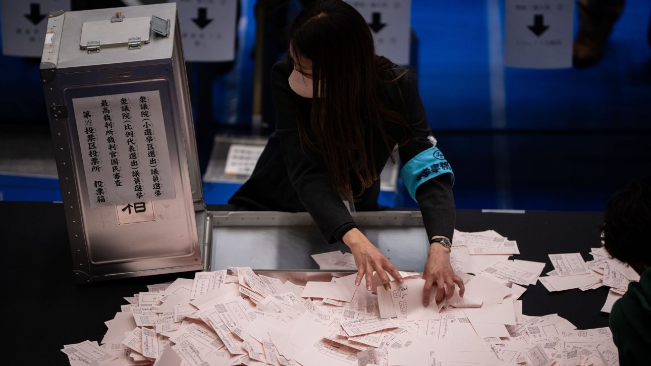 &Iota;&alpha;&pi;&omega;&nu;ί&alpha;: &Sigma;&alpha;&rho;&omega;&tau;&iota;&kappa;ή &nu;ί&kappa;&eta; &tau;&eta;&sigmaf; &Sigma;&alpha;&nu;ά&epsilon; &Tau;&alpha;&kappa;&alpha;ΐ&tau;&sigma;&iota; - &Kappa;&epsilon;&rho;&delta;ί&zeta;&epsilon;&iota; &pi;ά&nu;&omega; &alpha;&pi;ό &tau;&alpha; &delta;ύ&omicron; &tau;&rho;ί&tau;&alpha; &tau;&omega;&nu; &epsilon;&delta;&rho;ώ&nu; &tau;&eta;&sigmaf; &kappa;ά&tau;&omega; &beta;&omicron;&upsilon;&lambda;ή&sigmaf;