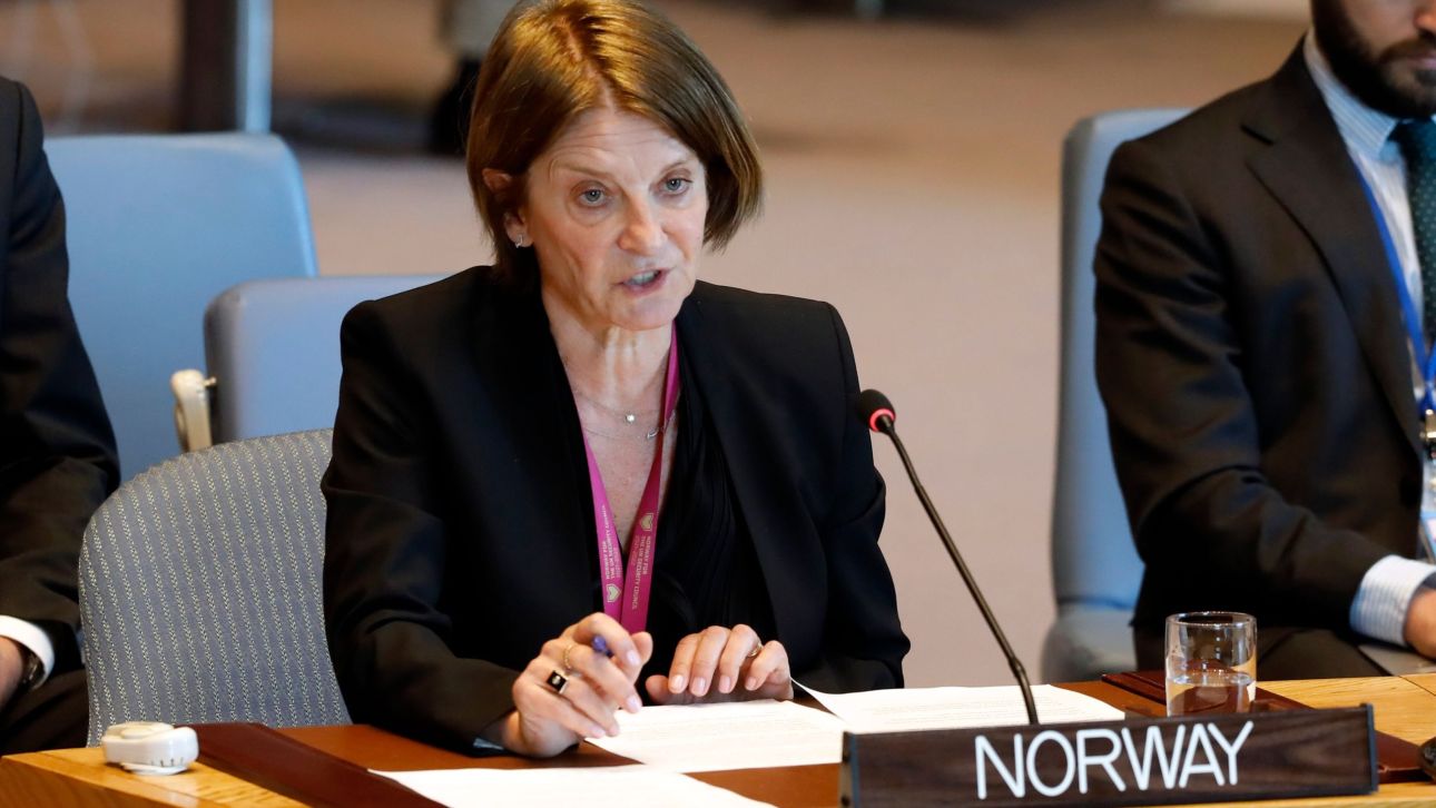 &Nu;&omicron;&rho;&beta;&eta;&gamma;ί&alpha;: &Pi;&alpha;&rho;&alpha;&iota;&tau;ή&theta;&eta;&kappa;&epsilon; &epsilon;&pi;&iota;&phi;&alpha;&nu;ή&sigmaf; &pi;&rho;έ&sigma;&beta;&eta;&sigmaf; &lambda;ό&gamma;&omega; &tau;&eta;&sigmaf; &upsilon;&pi;ό&theta;&epsilon;&sigma;&eta;&sigmaf; Έ&pi;&sigma;&tau;&alpha;ϊ&nu;