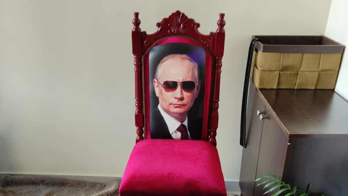 &Kappa;ύ&kappa;&lambda;&omega;&mu;&alpha; &lambda;&alpha;&theta;&rho;&alpha;ί&omega;&nu; &tau;&sigma;&iota;&gamma;ά&rho;&omega;&nu;: &Sigma;&tau;&eta; &phi;&upsilon;&lambda;&alpha;&kappa;ή 10 ά&tau;&omicron;&mu;&alpha;, &alpha;&nu;ά&mu;&epsilon;&sigma;&alpha; &tau;&omicron;&upsilon;&sigmaf; &omicron; &laquo;&Pi;&omicron;ύ&tau;&iota;&nu;&raquo;&kappa;&alpha;&iota; &omicron; &laquo;&Pi;&rho;ό&epsilon;&delta;&rho;&omicron;&sigmaf;&raquo;