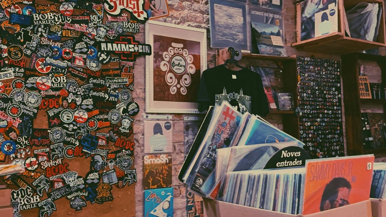 Ψηφιακή υπερφόρτωση: Γιατί η Gen Z νοσταλγεί μια εποχή που δεν έζησε και «κυνηγά» το αναλογικό