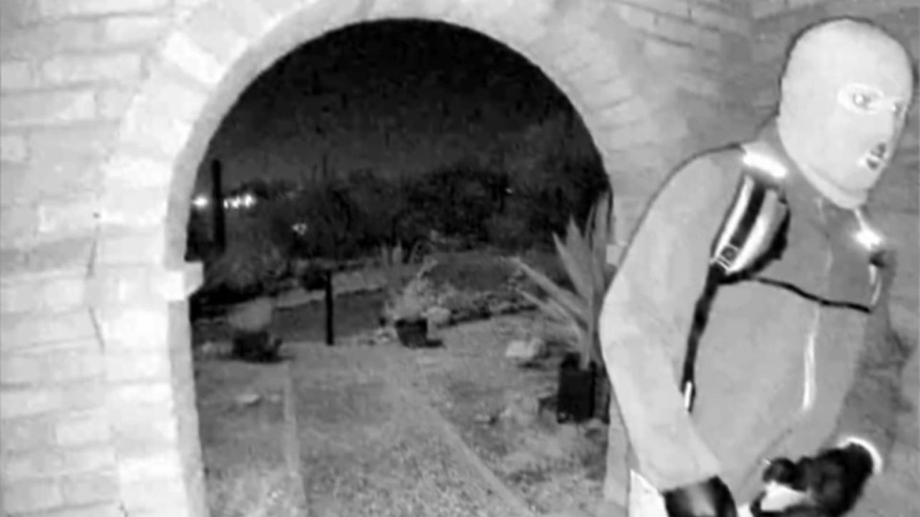 &Eta;&Pi;&Alpha;: &Delta;&eta;&mu;&omicron;&sigma;&iota;&omicron;&pi;&omicron;&iota;ή&theta;&eta;&kappa;&alpha;&nu; &pi;&lambda;ά&nu;&alpha; έ&nu;&omicron;&pi;&lambda;&omicron;&upsilon; &mu;&alpha;&sigma;&kappa;&omicron;&phi;ό&rho;&omicron;&upsilon;, &upsilon;&pi;ό&pi;&tau;&omicron;&upsilon; &alpha;&pi;&alpha;&gamma;&omega;&gamma;ή&sigmaf; 84&chi;&rho;&omicron;&nu;&eta;&sigmaf;