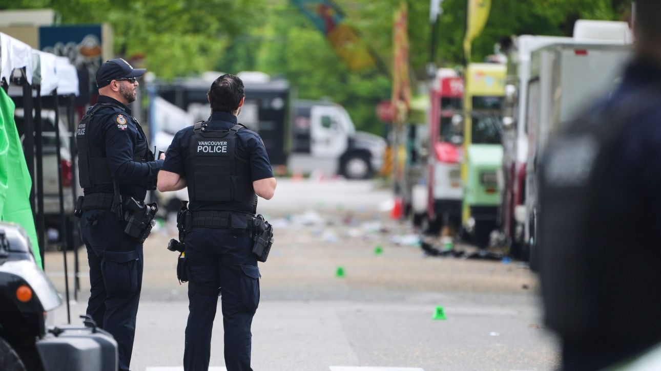 &Kappa;&alpha;&nu;&alpha;&delta;ά&sigmaf;: 11 &nu;&epsilon;&kappa;&rho;&omicron;ί &kappa;&alpha;&iota; 25 &tau;&rho;&alpha;&upsilon;&mu;&alpha;&tau;ί&epsilon;&sigmaf; &sigma;&epsilon; έ&nu;&omicron;&pi;&lambda;&eta; &epsilon;&pi;ί&theta;&epsilon;&sigma;&eta; - &Alpha;&nu;ά&mu;&epsilon;&sigma;&alpha; &tau;&omicron;&upsilon;&sigmaf; &kappa;&alpha;&iota; &omicron; &delta;&rho;ά&sigma;&tau;&eta;&sigmaf;