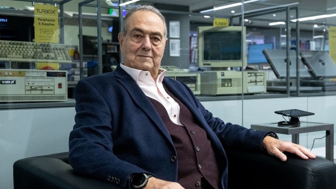 &Pi;έ&theta;&alpha;&nu;&epsilon; &sigma;&epsilon; &eta;&lambda;&iota;&kappa;ί&alpha; 80 &epsilon;&tau;ώ&nu; &omicron; &Gamma;&iota;ώ&rho;&gamma;&omicron;&sigmaf; &Gamma;&epsilon;&rho;ά&rho;&delta;&omicron;&sigmaf;, &iota;&delta;&rho;&upsilon;&tau;ή&sigmaf; &tau;&eta;&sigmaf; &laquo;&Pi;&lambda;&alpha;ί&sigma;&iota;&omicron;&raquo;