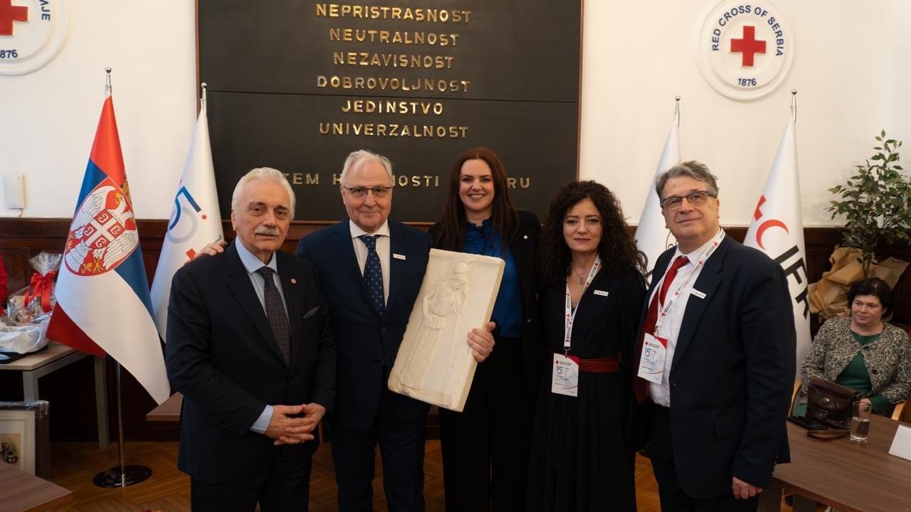 O &Pi;&rho;ό&epsilon;&delta;&rho;&omicron;&sigmaf; &tau;&omicron;&upsilon; &Epsilon;&lambda;&lambda;&eta;&nu;&iota;&kappa;&omicron;ύ &Epsilon;&rho;&upsilon;&theta;&rho;&omicron;ύ &Sigma;&tau;&alpha;&upsilon;&rho;&omicron;ύ &epsilon;&pi;&iota;&sigma;&kappa;έ&phi;&theta;&eta;&kappa;&epsilon; &tau;&omicron;&nu; &Sigma;&epsilon;&rho;&beta;&iota;&kappa;ό &Epsilon;&rho;&upsilon;&theta;&rho;ό &Sigma;&tau;&alpha;&upsilon;&rho;ό