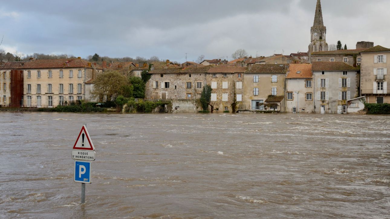 &Delta;ύ&omicron; &nu;&epsilon;&kappa;&rho;&omicron;ί &sigma;&tau;&eta; &Gamma;&alpha;&lambda;&lambda;ί&alpha; &kappa;&alpha;&iota; &mu;ί&alpha; &nu;&epsilon;&kappa;&rho;ή &sigma;&tau;&eta;&nu; &Iota;&sigma;&pi;&alpha;&nu;ί&alpha; &epsilon;&nu;ώ &eta; &kappa;&alpha;&tau;&alpha;&iota;&gamma;ί&delta;&alpha; &Nu;&iota;&lambda;&sigmaf; &sigma;&upsilon;&nu;&epsilon;&chi;ί&zeta;&epsilon;&iota; &tau;&eta;&nu; &pi;&omicron;&rho;&epsilon;ί&alpha; &tau;&eta;&sigmaf;