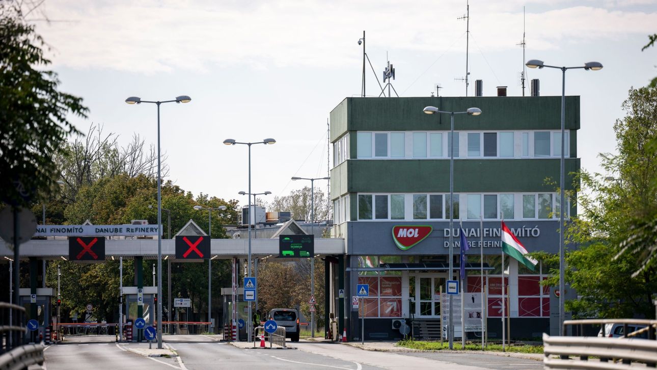 &Eta; &Omicron;&upsilon;&gamma;&gamma;&alpha;&rho;ί&alpha; &alpha;&pi;&omicron;&delta;&epsilon;&sigma;&mu;&epsilon;ύ&epsilon;&iota; 1.8 &epsilon;&kappa;&alpha;&tau;&omicron;&mu;&mu;ύ&rho;&iota;&alpha; &beta;&alpha;&rho;έ&lambda;&iota;&alpha; &alpha;&rho;&gamma;&omicron;ύ &pi;&epsilon;&tau;&rho;&epsilon;&lambda;&alpha;ί&omicron;&upsilon; &alpha;&pi;ό &tau;&alpha; &sigma;&tau;&rho;&alpha;&tau;&eta;&gamma;&iota;&kappa;ά &tau;&eta;&sigmaf; &alpha;&pi;&omicron;&theta;έ&mu;&alpha;&tau;&alpha;