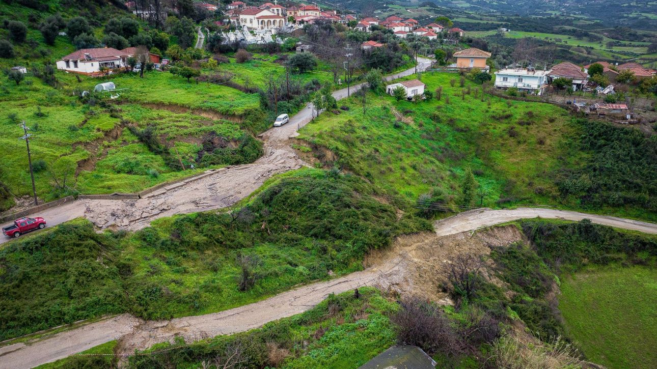 Ό&lambda;&omicron; &tau;&omicron; &chi;&omega;&rho;&iota;ό &kappa;&alpha;&tau;&omicron;&lambda;&iota;&sigma;&theta;&alpha;ί&nu;&epsilon;&iota; &sigma;&tau;&eta;&nu; &pi;&lambda;&alpha;&gamma;&iota;ά - &Epsilon;&iota;&kappa;ό&nu;&epsilon;&sigmaf; drones &mu;&epsilon;&tau;ά &tau;&iota;&sigmaf; &kappa;&alpha;&tau;&alpha;&iota;&gamma;ί&delta;&epsilon;&sigmaf; &sigma;&tau;&omicron; &Mu;&alpha;&zeta;&alpha;&rho;ά&kappa;&iota; &Pi;&eta;&nu;&epsilon;ί&alpha;&sigmaf;