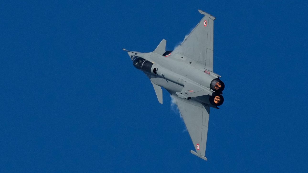 &Gamma;&alpha;&lambda;&lambda;ί&alpha; - &Iota;&nu;&delta;ί&alpha;: &Omicron;&iota; &delta;&iota;&alpha;&pi;&rho;&alpha;&gamma;&mu;&alpha;&tau;&epsilon;ύ&sigma;&epsilon;&iota;&sigmaf; &gamma;&iota;&alpha; &tau;&eta;&nu; &pi;ώ&lambda;&eta;&sigma;&eta; ά&lambda;&lambda;&omega;&nu; 114 Rafale &sigma;&tau;&omicron; &Nu;έ&omicron; &Delta;&epsilon;&lambda;&chi;ί &laquo;&pi;&rho;&omicron;&chi;&omega;&rho;&omicron;ύ&nu;&raquo;